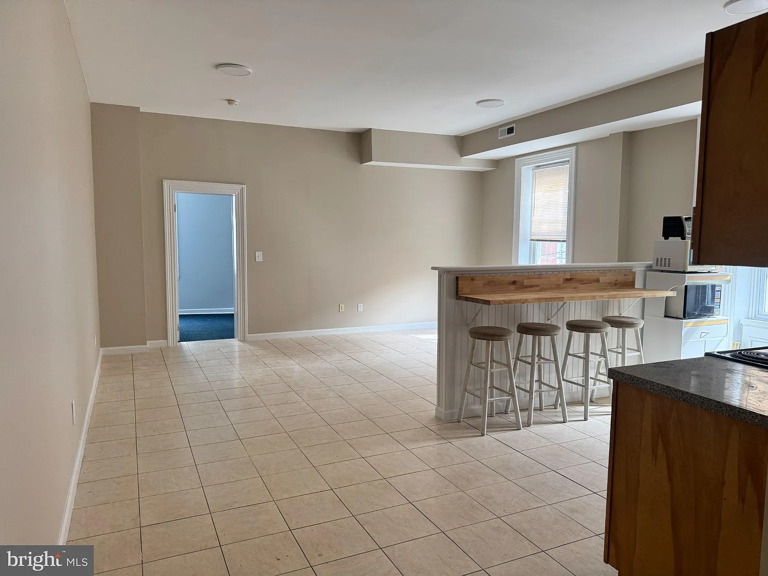 3 bed, 1.0 bath, 1500 sqft, $2,000 — Photo 3