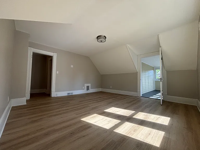 1702 Ferry St — Photo 9