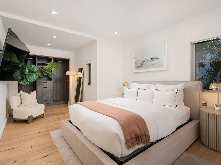Guest bedroom #2 with a queen size bed, Smart TV and jack and hill bathroom.