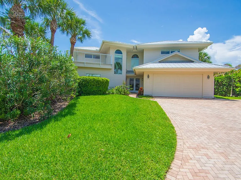 1575 Shorelands Dr E — Photo 32
