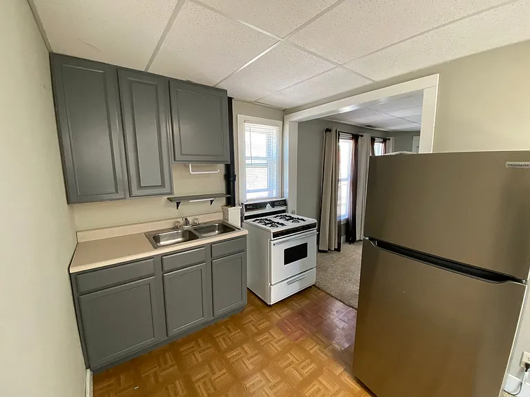 58-60 W Clinton St — Photo 13
