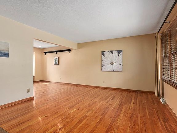 3rd image of 4754 Lucille Ln