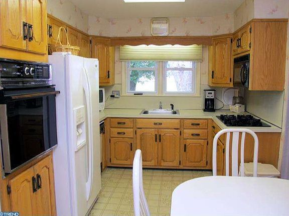 4th image of 2129 Laurel Dr