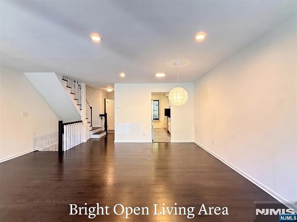 3 bed, 2.5 bath, $4,400 — Photo 2