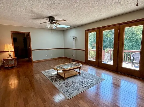 3223 W Pine St, Mount Airy, NC 27030