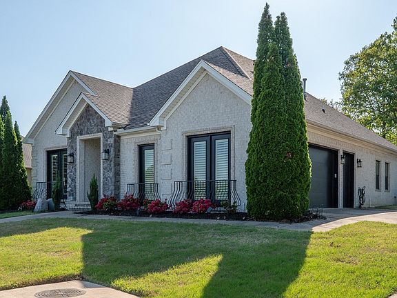3rd image of 5020 Bay Hill Dr