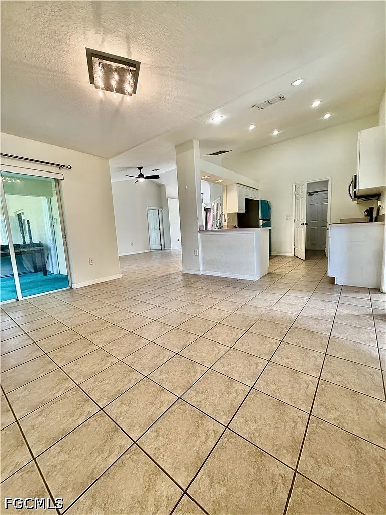 3 bed, 2.0 bath, 1704 sqft, $1,900 — Photo 3