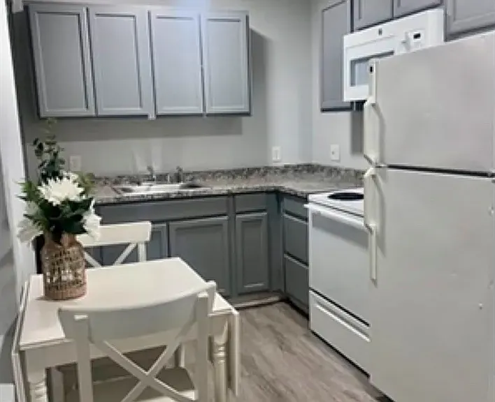 2 bed, 700 sqft, $1,995 — Photo 2