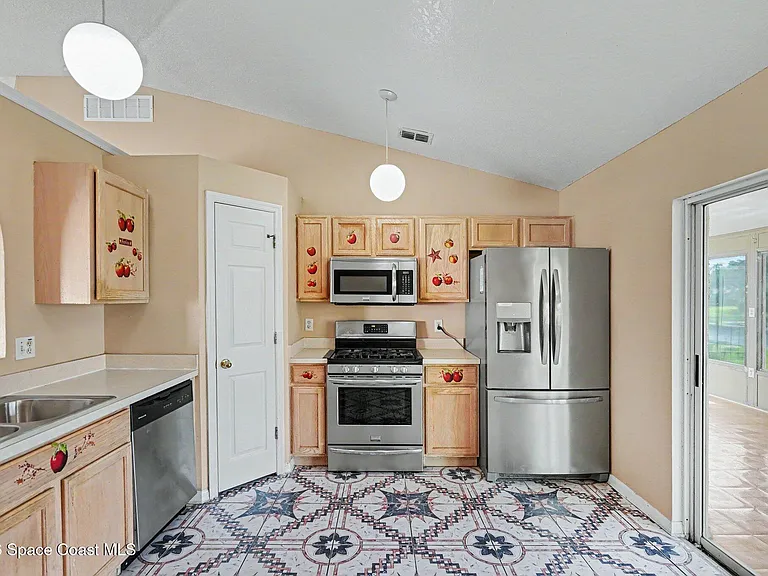 2781 Maderia Cir — Photo 10