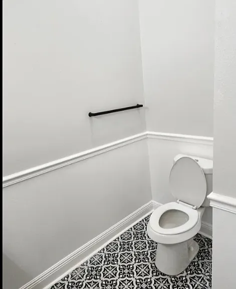 Full Bathroom - Toilet Nook