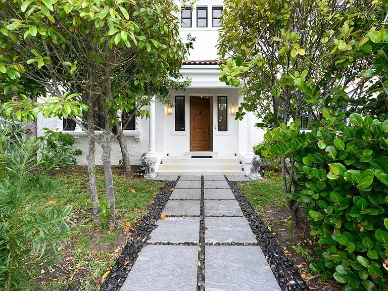 1629 S Lakeside Dr — Photo 3