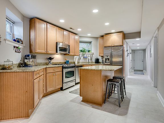 2nd image of 2727 W Leland Ave #G