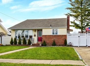 354 Grand Blvd, Massapequa Park, NY 11762