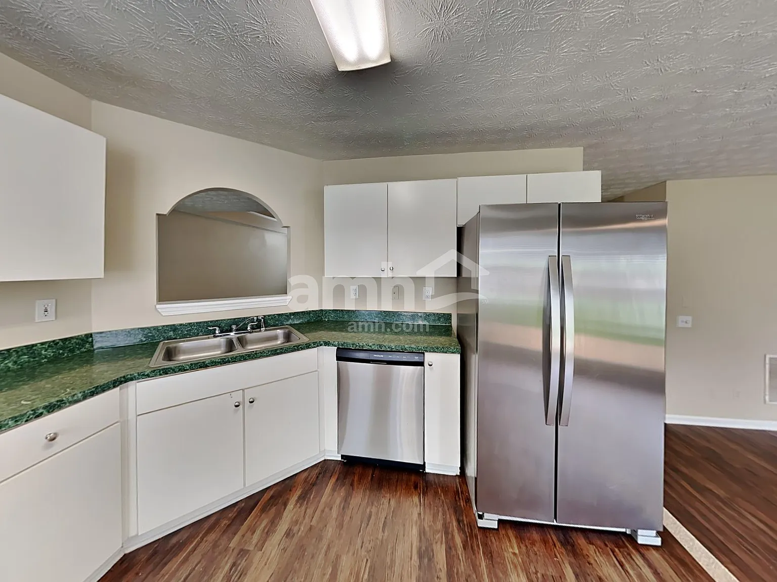4 bed, 2.5 bath, 2308 sqft, $2,200 — Photo 3