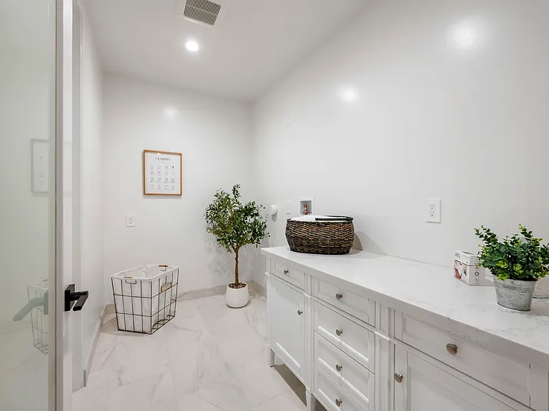 5883 Margarido Dr — Photo 32