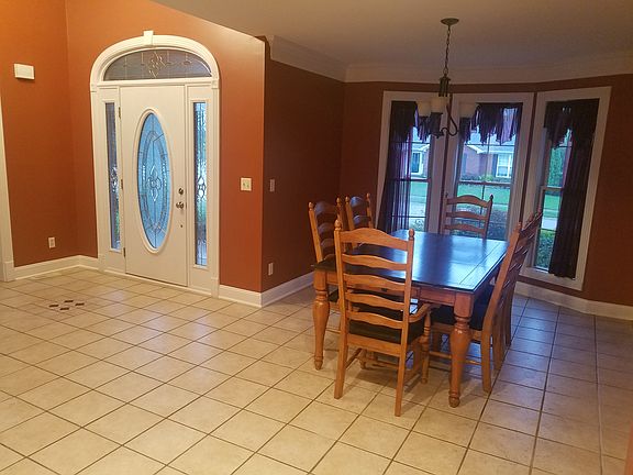 4th image of 100 Castlewood Dr