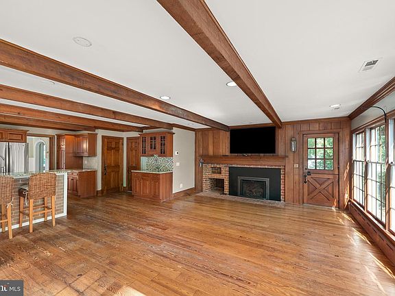 5th image of 519 N Pinehurst Ave