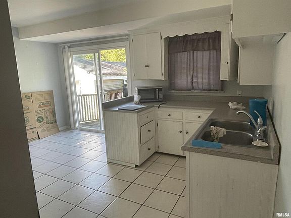 3rd image of 18 Knoll Ct