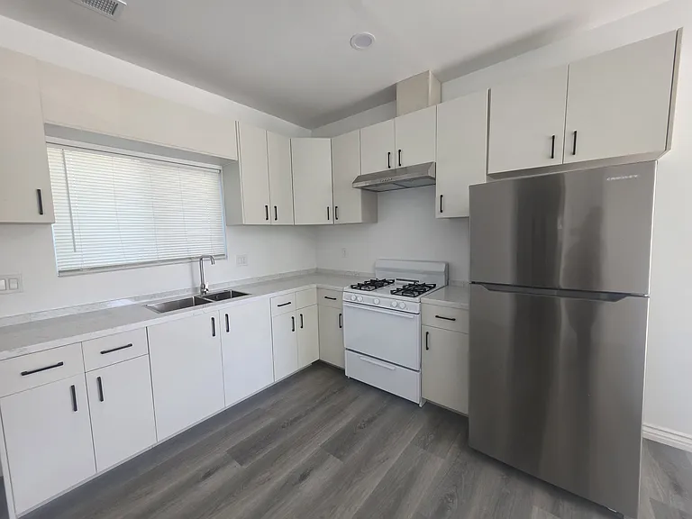 Roxbury Dr — Photo 5