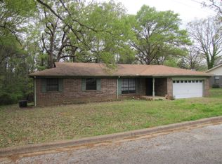 605 Crestwood Rd, Palestine, TX 75803