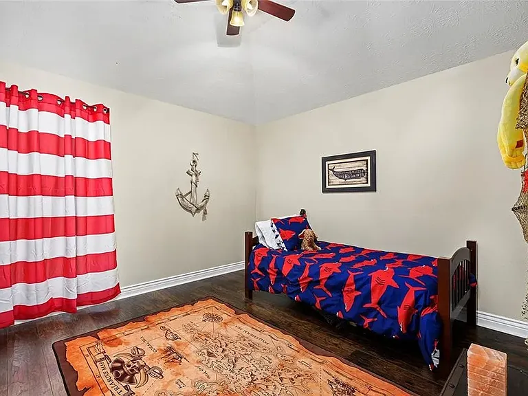 1910 Caroline Ave — Photo 10