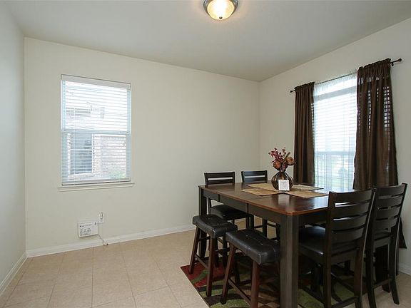 5th image of 4915 Tulip Trail Ln