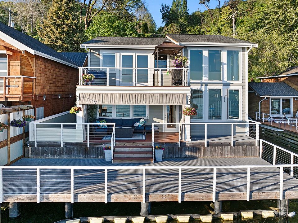 Breathtaking views of the Puget Sound and across the water views of downtown Tacoma city skyline!>