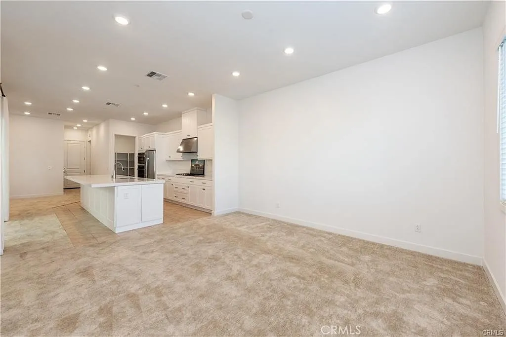 3 bed, 4.0 bath, 2687 sqft, $5,500 — Photo 4