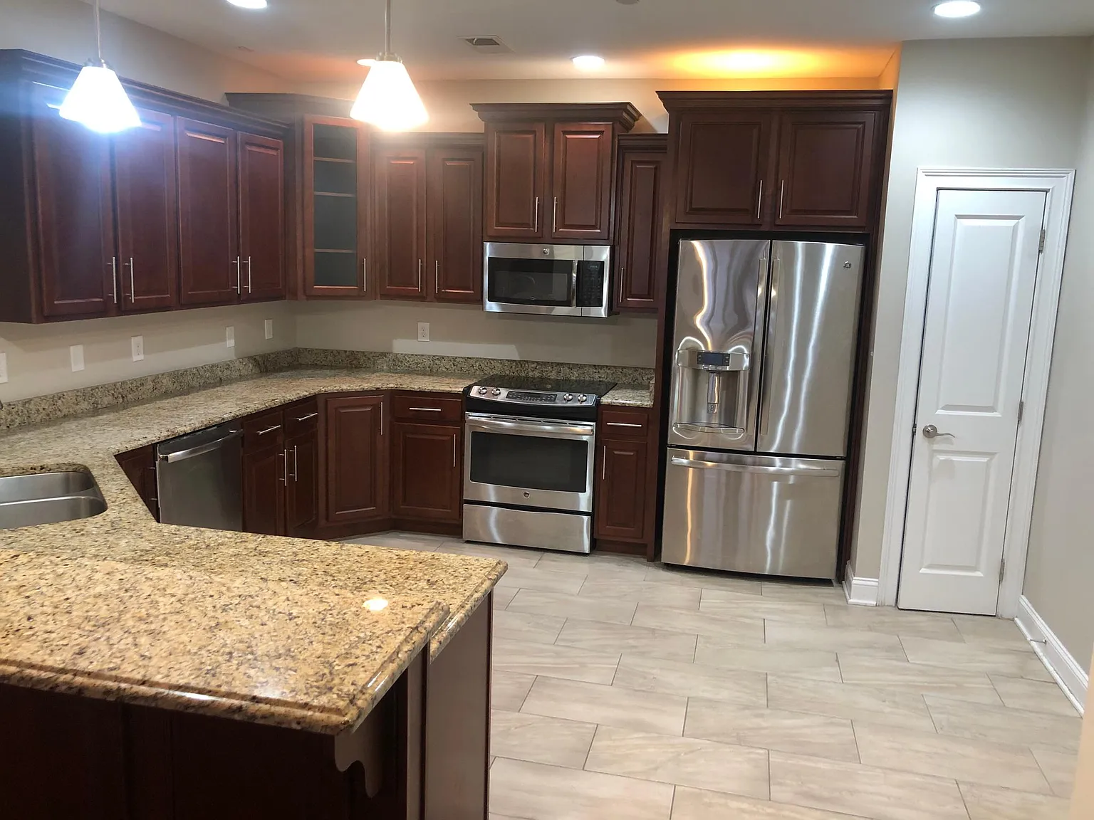 3 bed, 2230 sqft, $2,600 — Photo 3