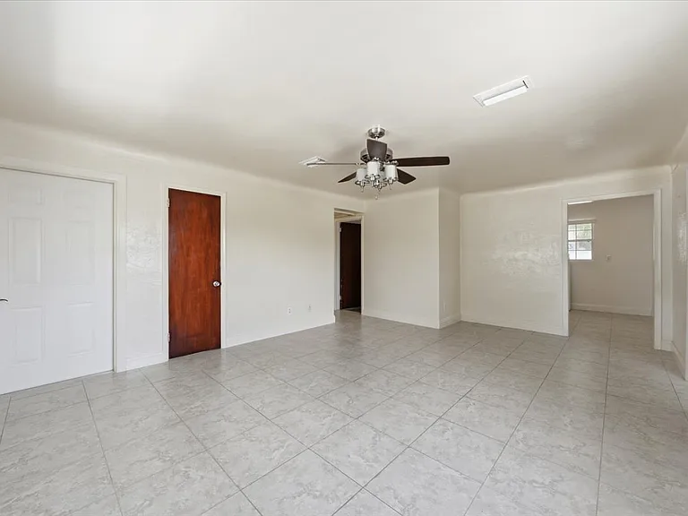 1647 Bay St SE — Photo 8