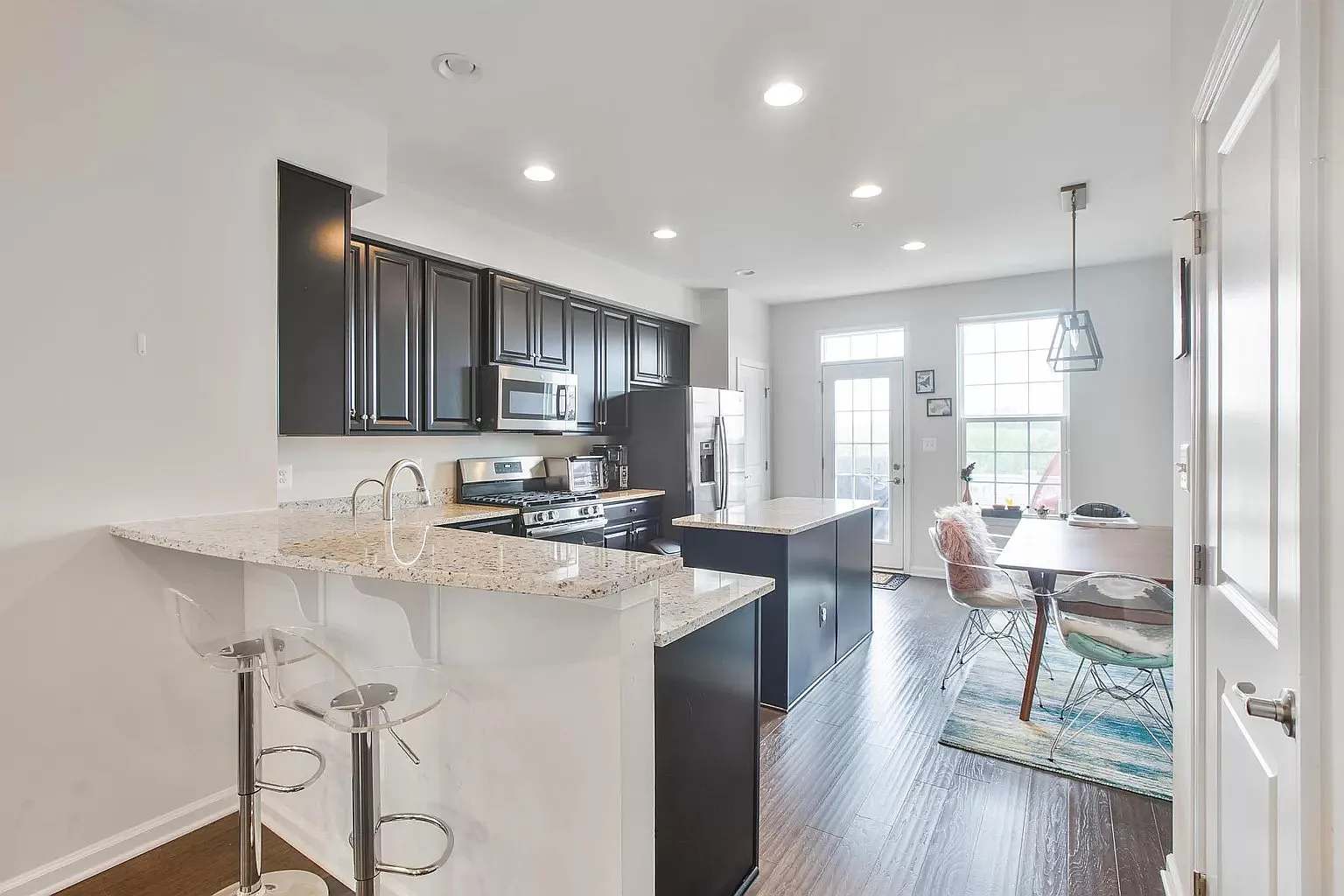 3 bed, 3.5 bath, 1640 sqft, $3,100 — Photo 2