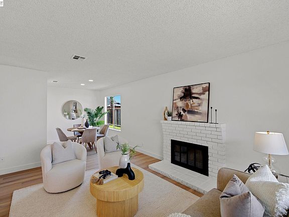 5th image of 1686 Rhododendron Dr