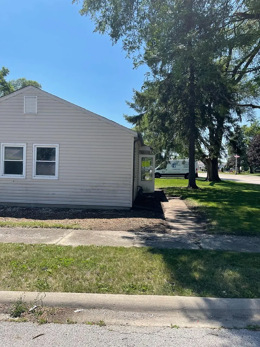138 W Sauk Trl photo 1