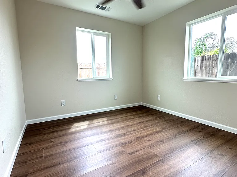 404 Albrecht St — Photo 11