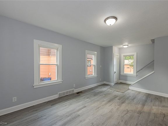 2nd image of 1677 Hillview Rd