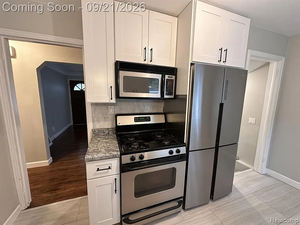 3 bed, 1.5 bath, 870 sqft, $2,300 — Photo 2