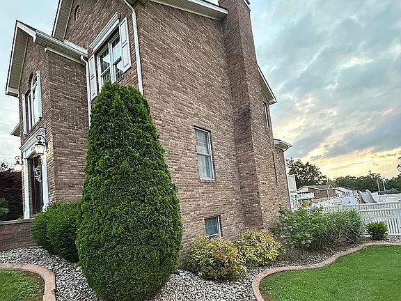 3rd image of 506 Young St