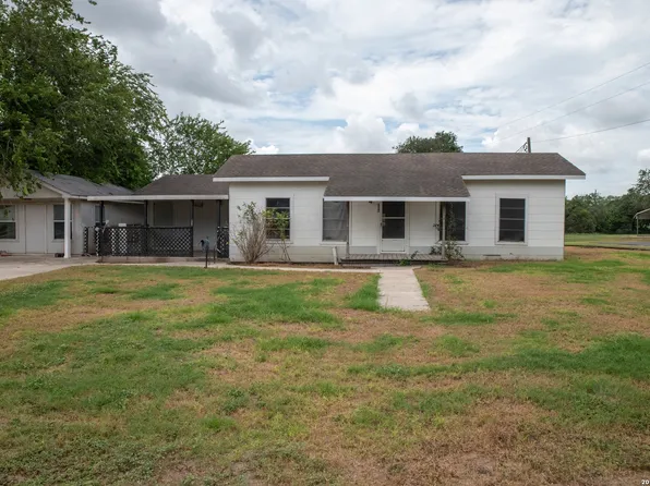 200 N IRVIN ST, Falls City, TX 78113