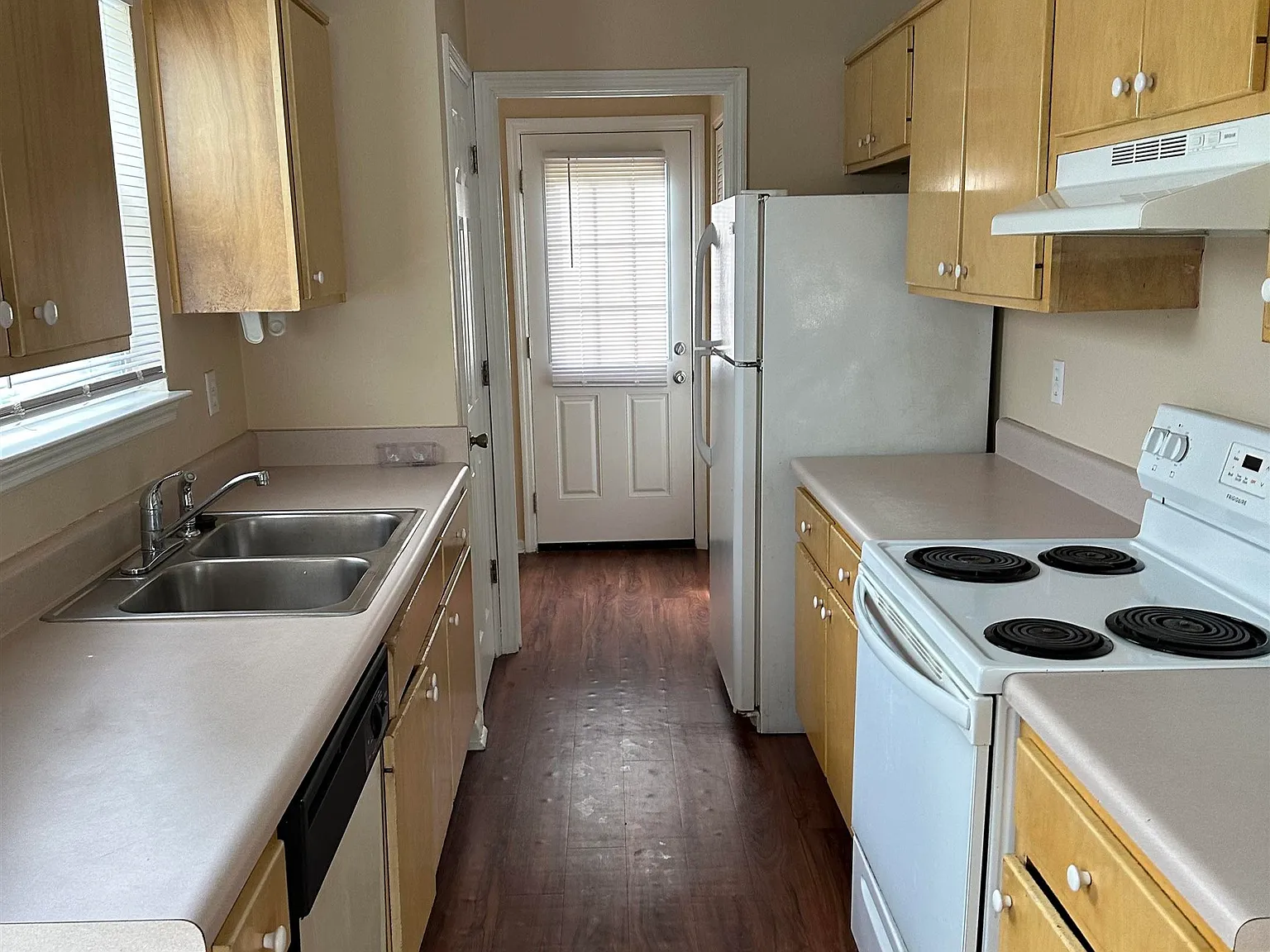 3 bed, 1160 sqft, $1,800 — Photo 3