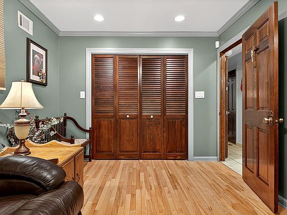 4th image of 62 W 57th St