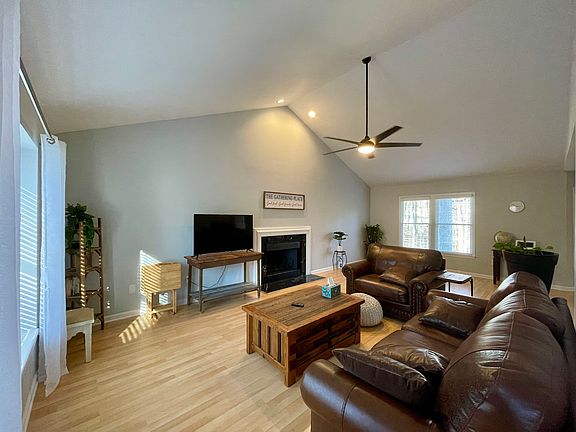 3rd image of 4206 Queen Victoria Pl