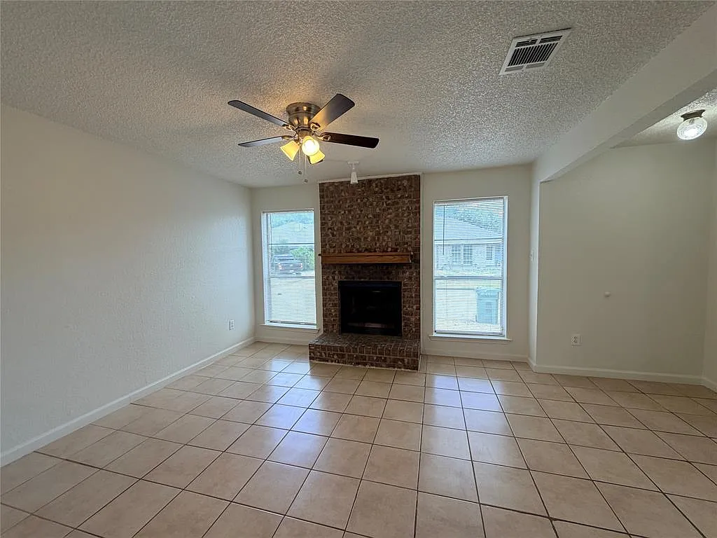 2 bed, 2.0 bath, 2466 sqft, $1,495 — Photo 3
