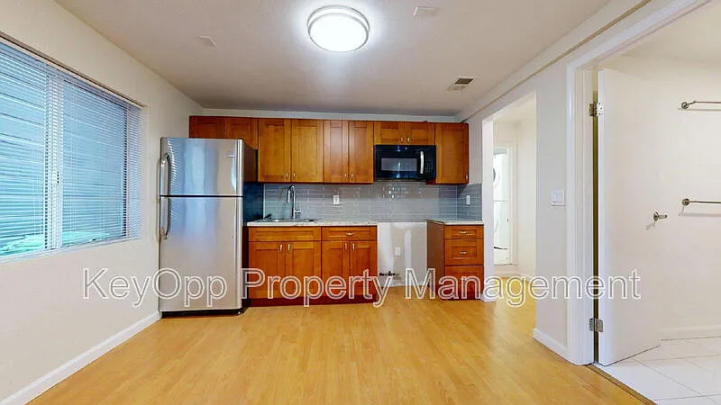 5 bed, 3.0 bath, 2296 sqft, $9,995 — Photo 4