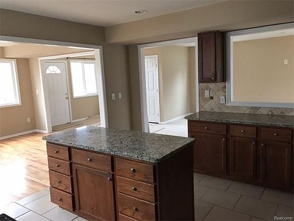 5th image of 1262 Grove Point Dr