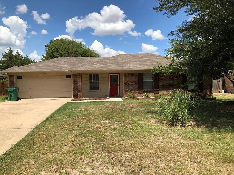 1st image of 208 Hackberry Dr