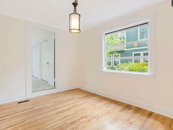 5th image of 109 Hillcrest Cir