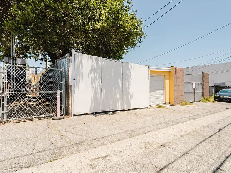 10550 1/4 W Victory Blvd — Photo 29