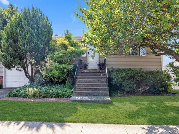 261 E Hoffman Avenue, Lindenhurst, NY 11757