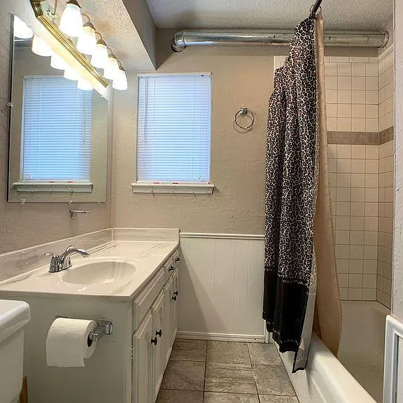 11433 N May Ave — Photo 3