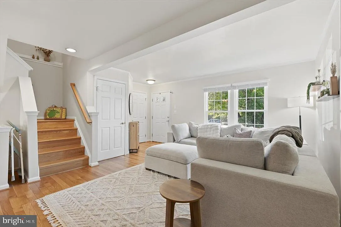 3 bed, 4.0 bath, 2004 sqft, $2,800 — Photo 2
